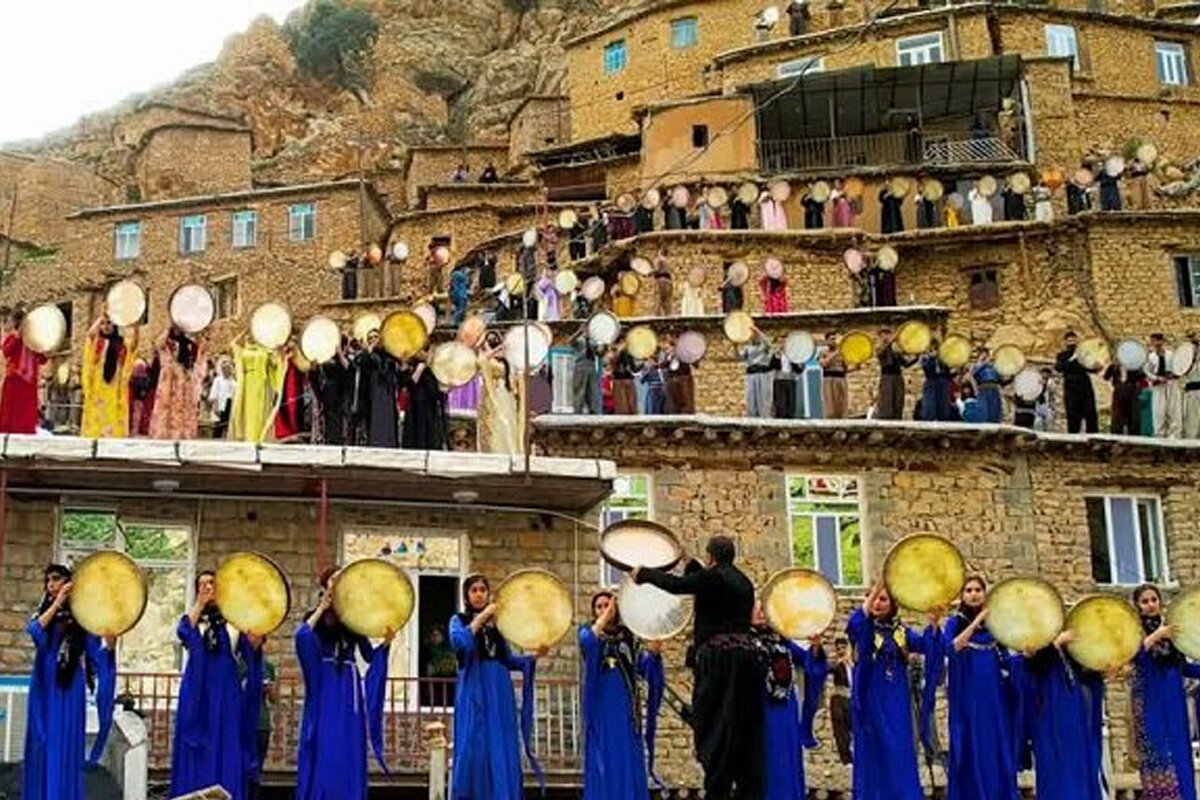 | هنرنمایی تماشایی در مراسم هزار دفنوازی روستای پالنگان