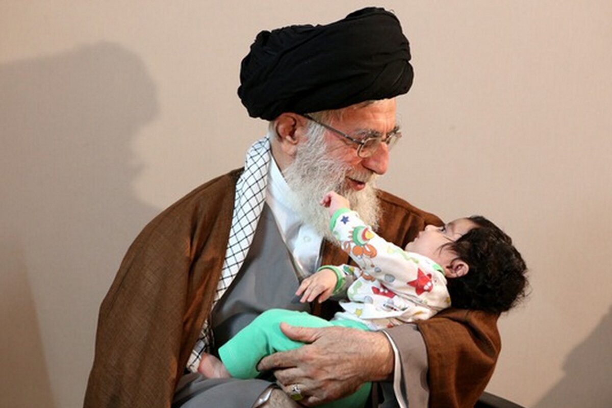 | شوخی رهبر انقلاب با نوه شهید همدانی