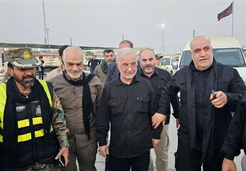 | حضور اسکندر مومنی با عبای طلایی در مرز شلمچه لباس محلی بر تن وزیر کشور