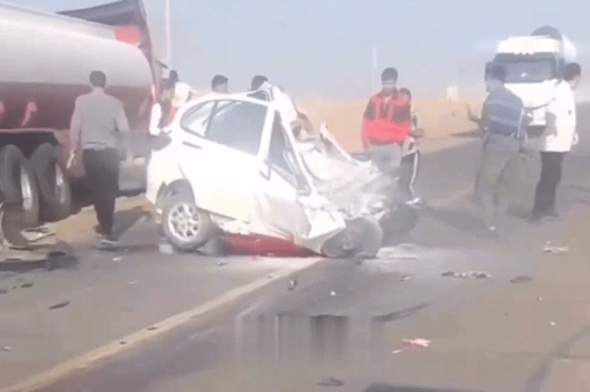 | وضعیت فاجعهبار خودروی کوئیک در پی تصادف دلخراش در جاده زابل؛ خودروی سایپا منهدم شد!