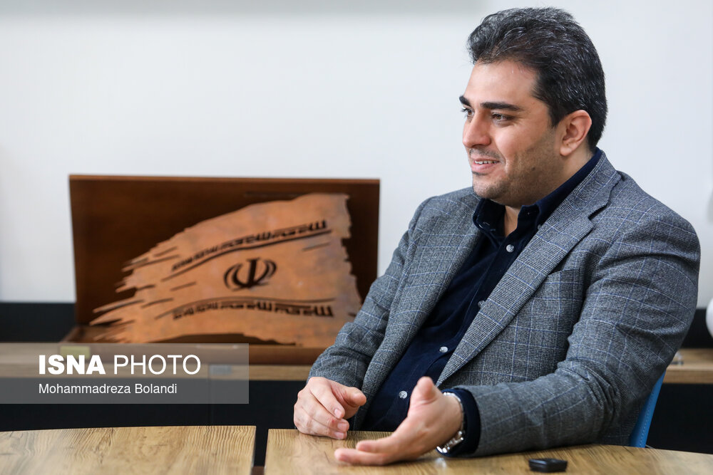 بارگیری اتوبوس و تاکسیهای برقی چینی به سمت ایران/ورود اولین رام قطارهای فیروزهای مترو در بهمن ماه