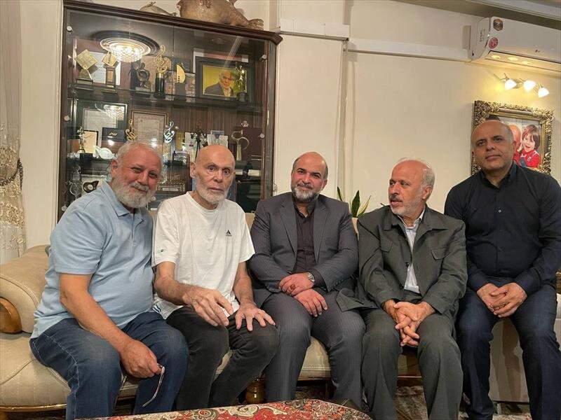 عیادت از جمشید هاشمپور