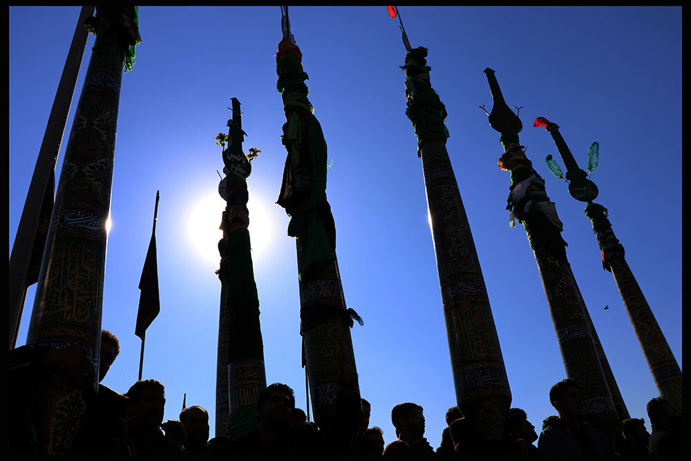 نمایش عکسهایی به یاد علمدار کربلا