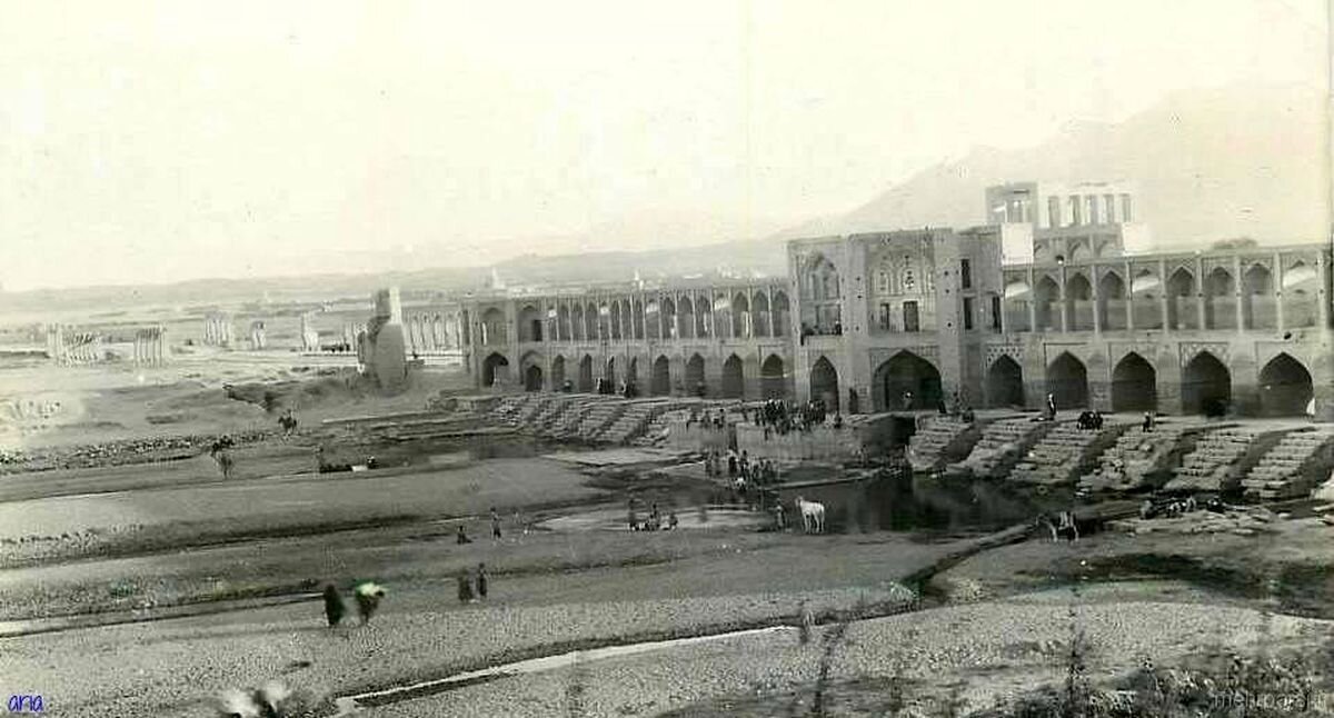 ایران قدیم| صف غمانگیز کودکان در پرورشگاهی در اصفهان سال ۱۳۳۰