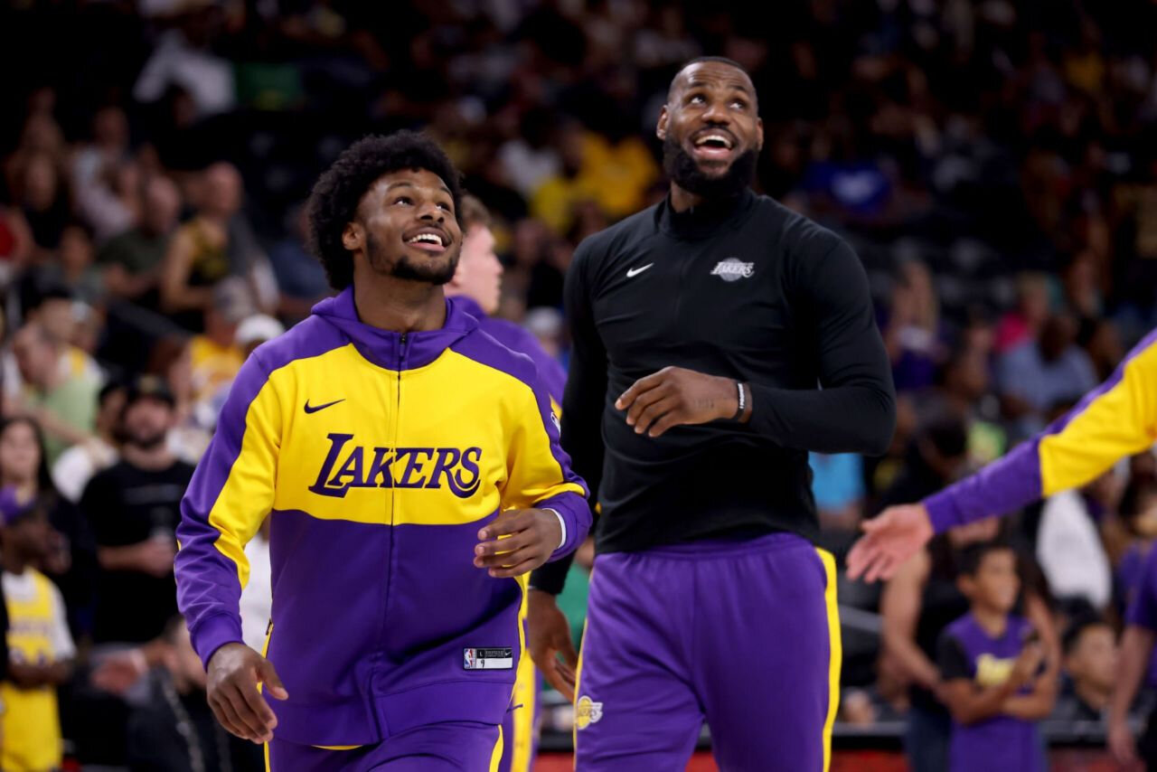 عکس| اتفاق تاریخی در NBA؛ لبران جیمز با پسرش همبازی شد