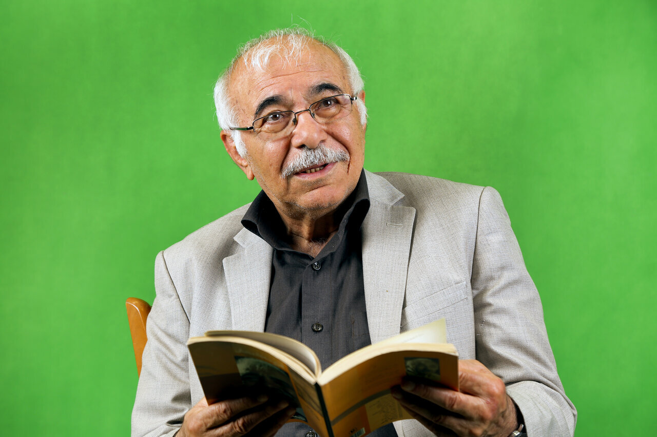 برای شاعر عاشقانهها دعا کنید