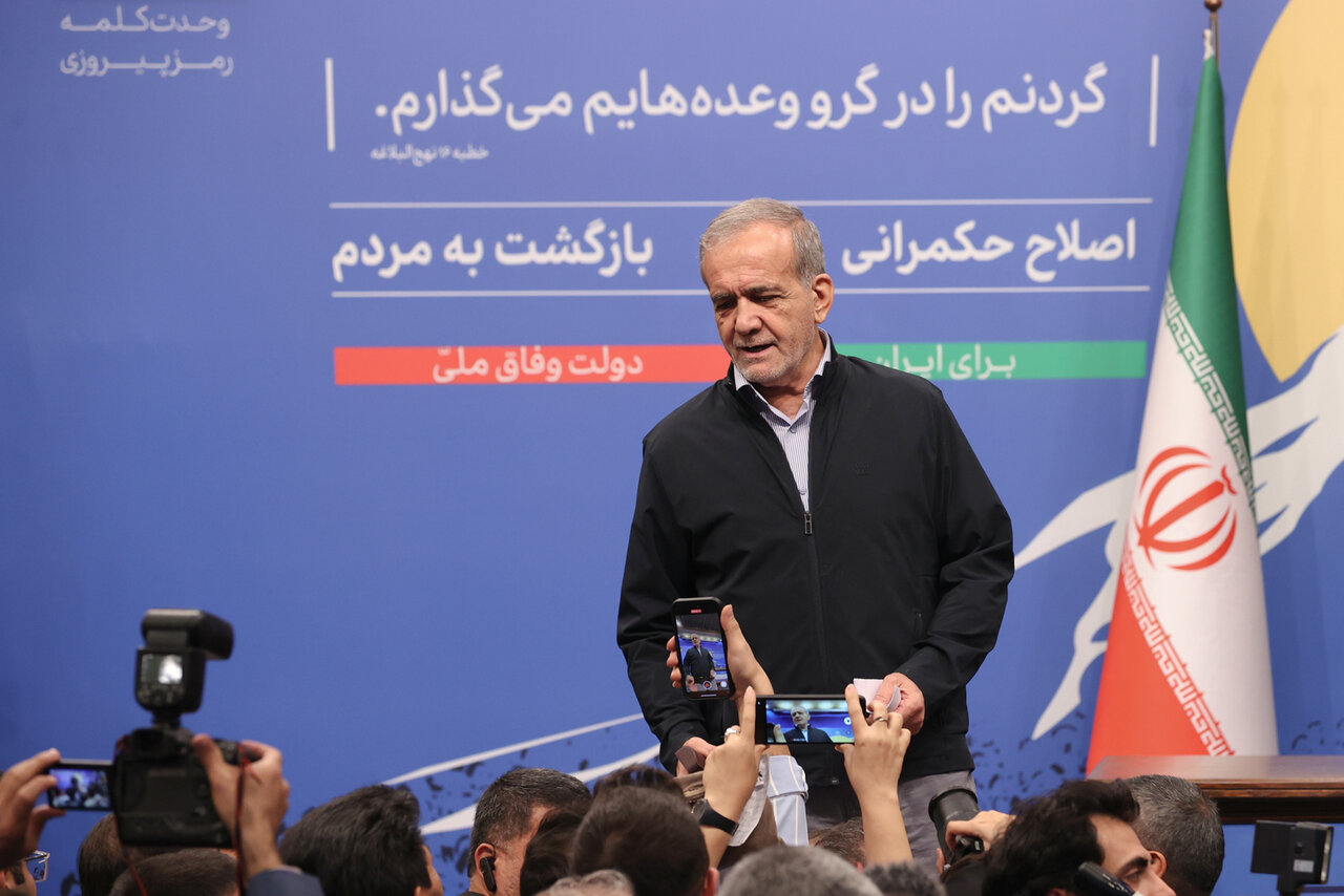 حمله تند تسنیم به مجری نشست خبری رئیسجمهور /قرعه کشی «نمایشی» بود /شأن رئیس جمهور رعایت نشد