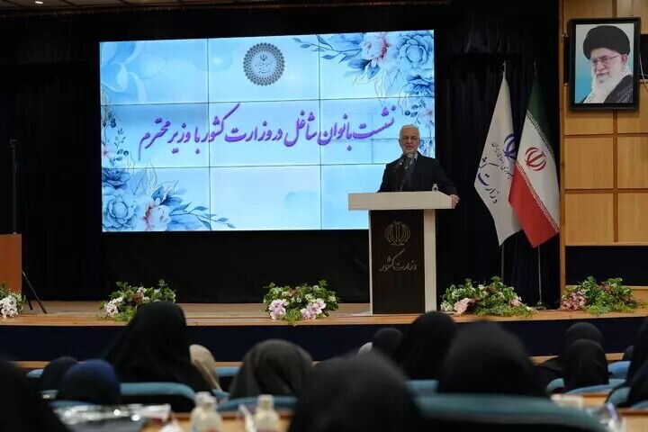 وزیر کشور: در ابتدای پیروزی انقلاب رانندگی زنان موجب تعجب بود اما امروز خلبان هواپیما می شوند/ مهمترین مولفه وفاق ایجاد فرصت برابر برای همه اقشار است