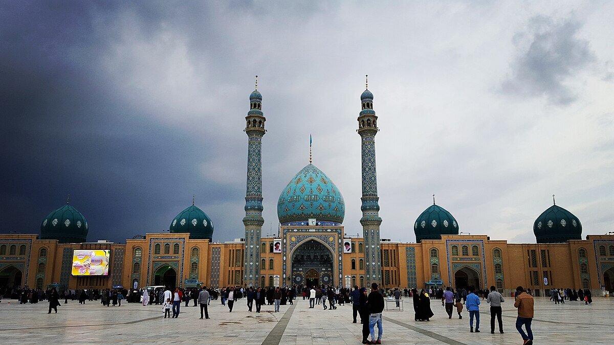 اهتزاز پرچم سرخ انتقام برفراز گنبد فیروزه ای مسجد جمکران | تصاویر