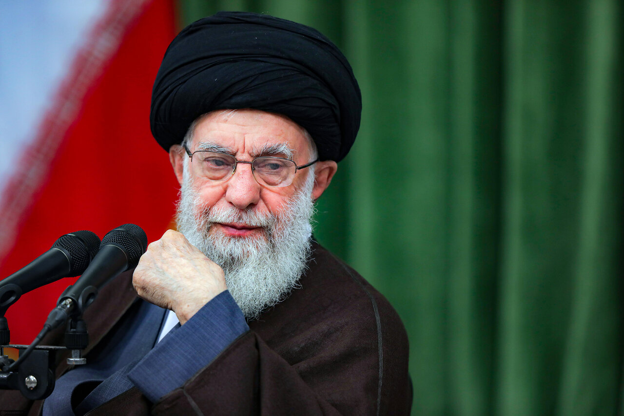 بیت شعر زیبایی که رهبر انقلاب در دیدار شاعران خواندند