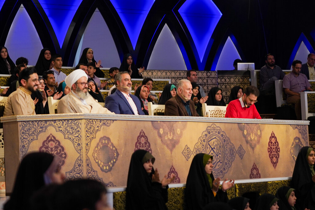 تصاویر لحظه اعطای نشان خادمی حرم امام رضا(ع) به عوامل برنامه تلویزیونی محفل | ببینید