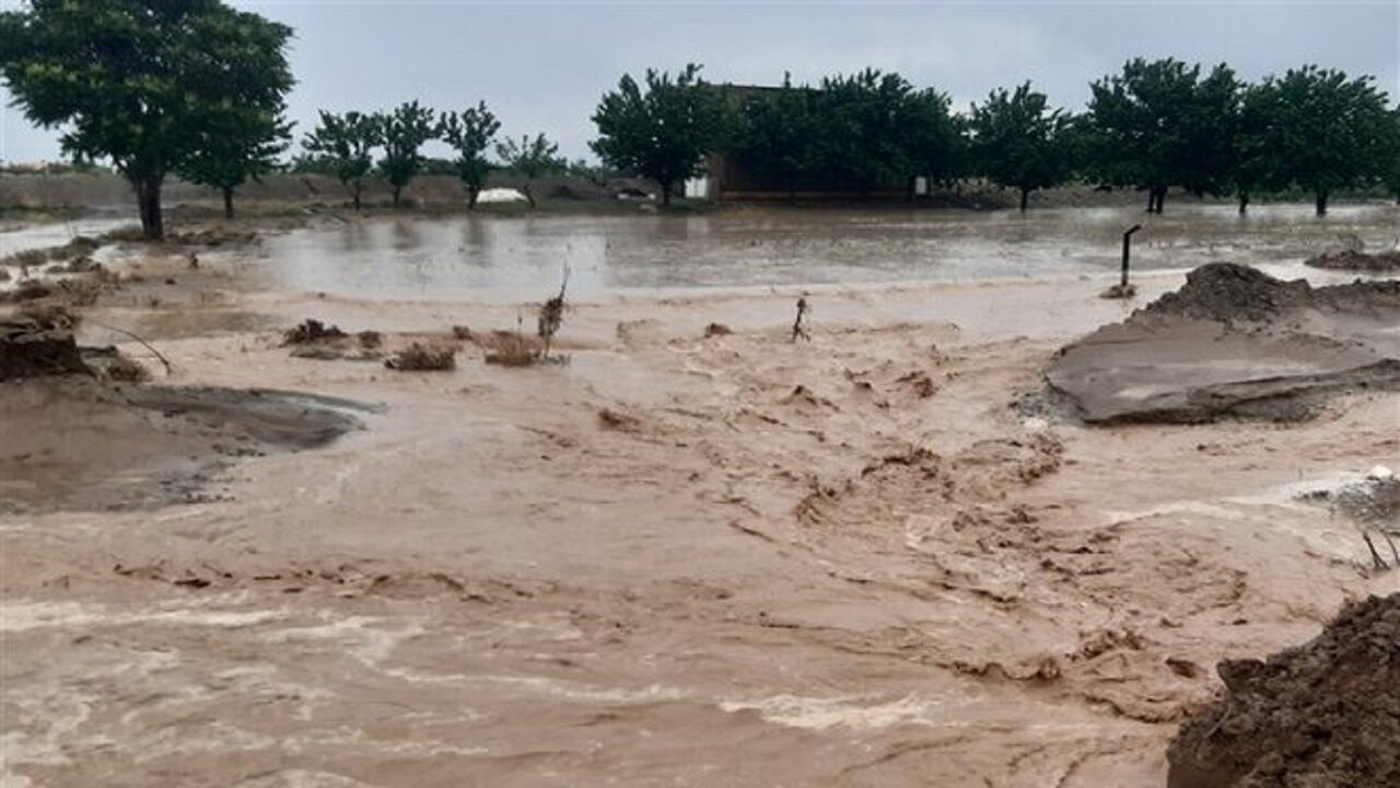 نجات ۱۸ نفر گرفتار در سیل روستای شادکام بافق | ویدئو