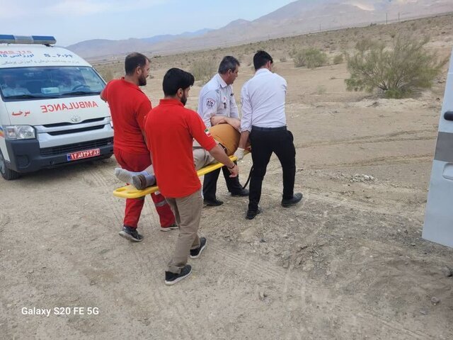 انحراف خودروی سواری از جاده حادثه آفرید