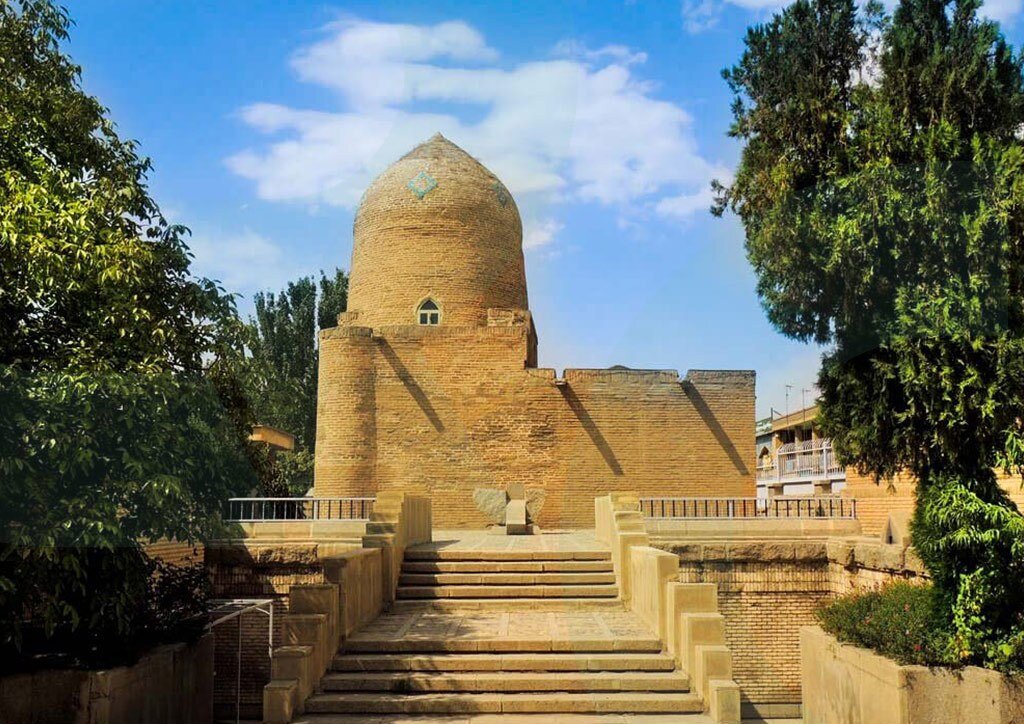 پرتاب کوکتل مولوتف به یک مقبره باستانی در همدان | ضبط تصاویر موتورسواران ناشناس توسط دوربینهای مداربسته