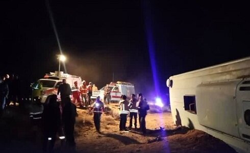 بررسی حادثه واژگونی اتوبوس محور کرمان- راور/با تخلف یا قصور برخورد قانونی میشود