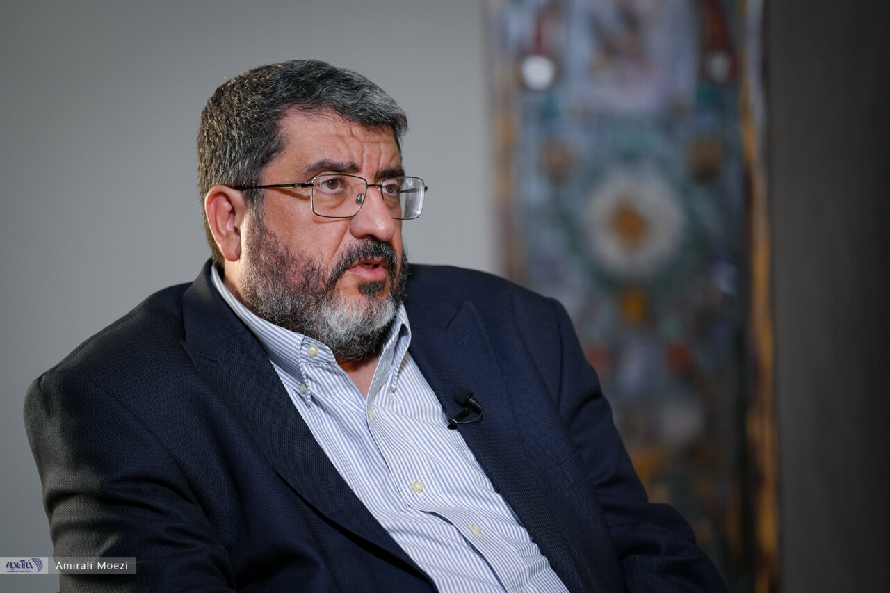| فواد ایزدی: منتظر باشید در راهروهای شهرداری نیویورک افرادی مسئولیت بگیرند که چفیه انداختند، آمریکا در حال تغییر است