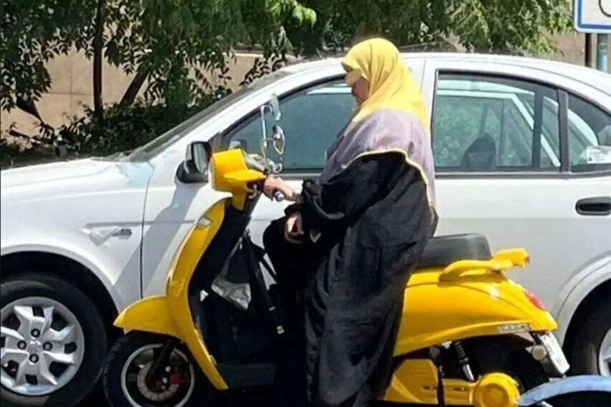 | ویدیویی جالب از موتورسواری یک زن با چادر در تهران