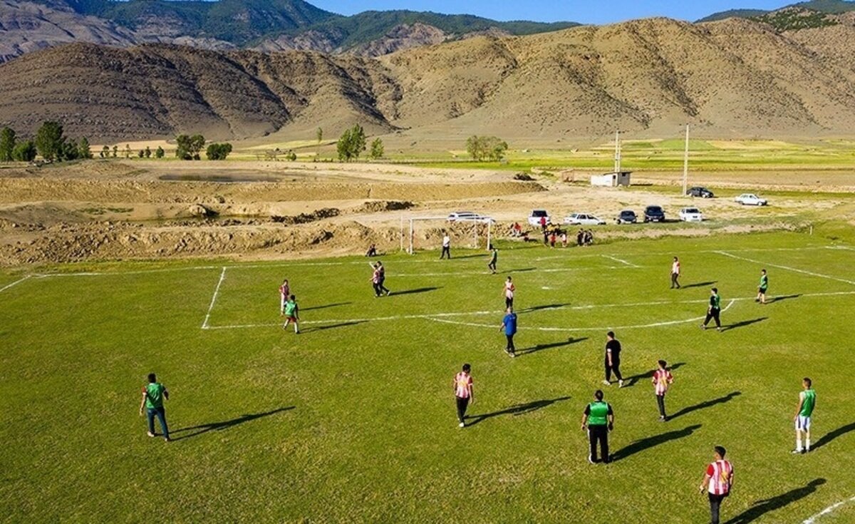 عکس | زمین فوتبال خارق العاده در روستای کمزار در کشور عمان