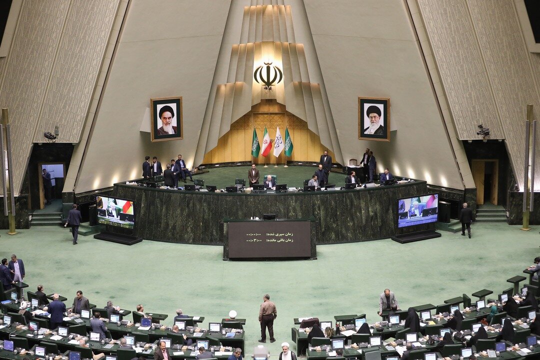 عکس | تماشاگر متفاوت؛ وقتی آقای نماینده در مجلس به تماشای صحبتهای سعید روستایی درباره حجاب نشست!