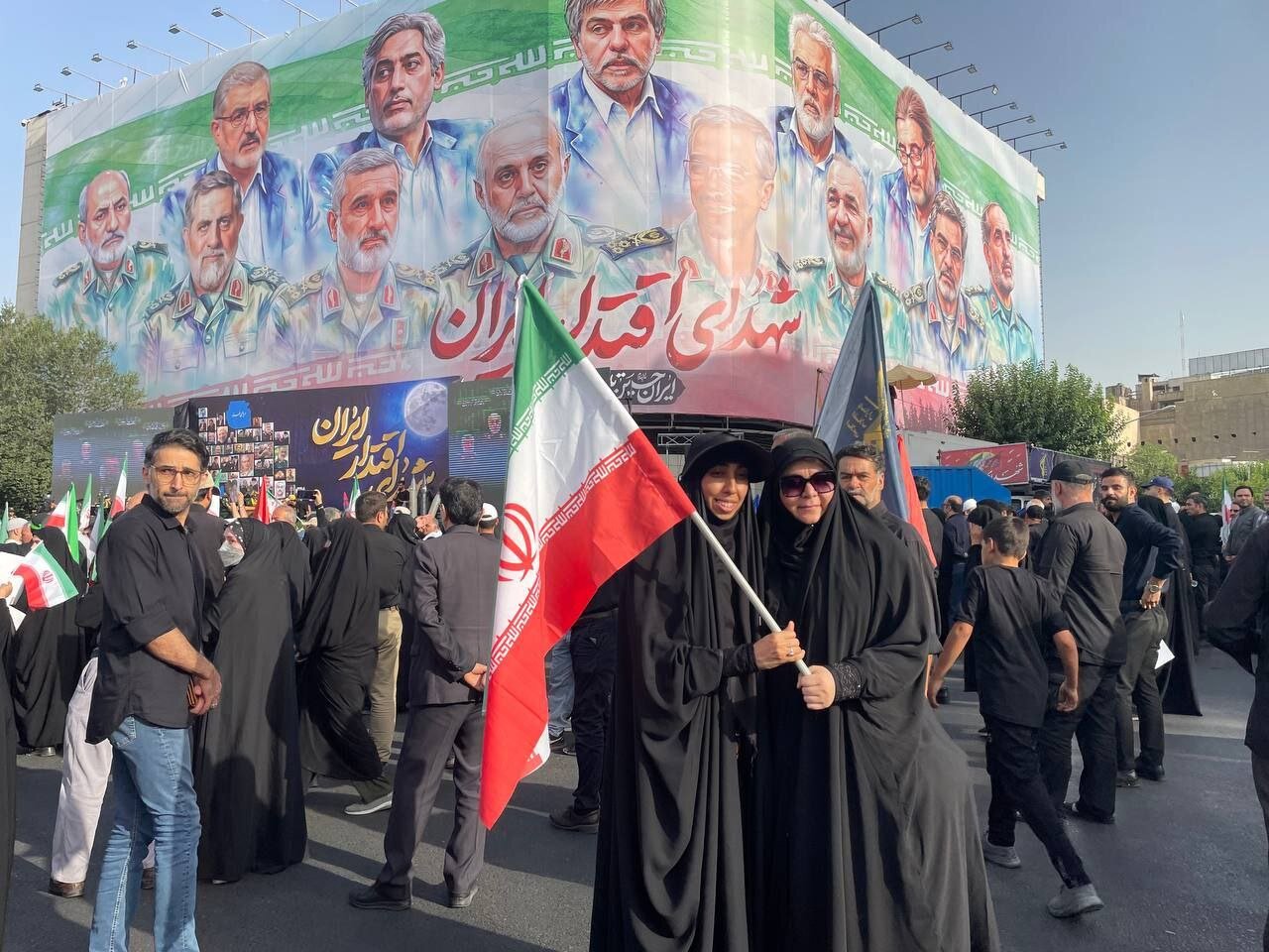 عکس | نمایش ماکت موشکهای بالستیک سپاه و محور مقاومت در مراسم تشییع شهدای اقتدار ملی