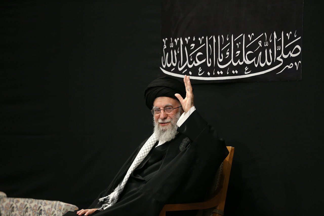 عکس | پوشش حضور رهبر معظم انقلاب در مراسم شب عاشورای حسینی در شبکه الجزیره