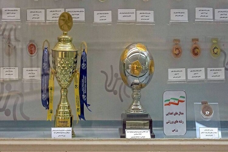 اهدای بیش از ۱۲۰۰ مدال و شیء نفیس به موزه حرم مطهر رضوی