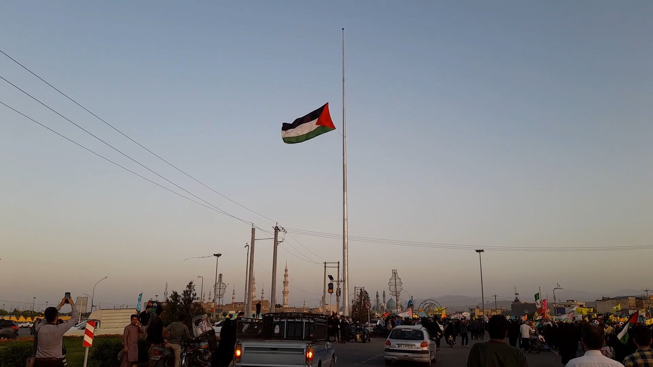 اهتزاز بزرگترین پرچم فلسطین در جوار مسجد مقدس جمکران