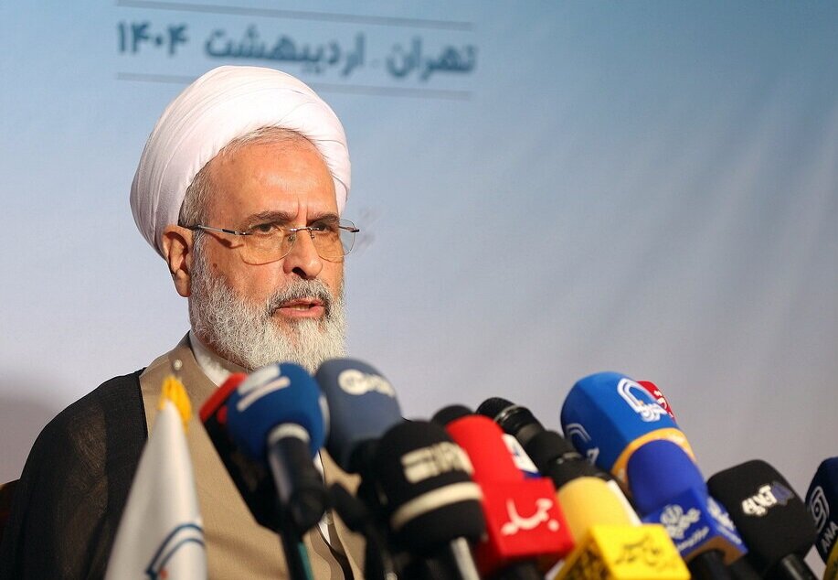 پاسخ مدیر حوزه های علمیه کشور به دو پرسش درباره عقب ماندگی قوانین زنان و منابع مالی حوزه