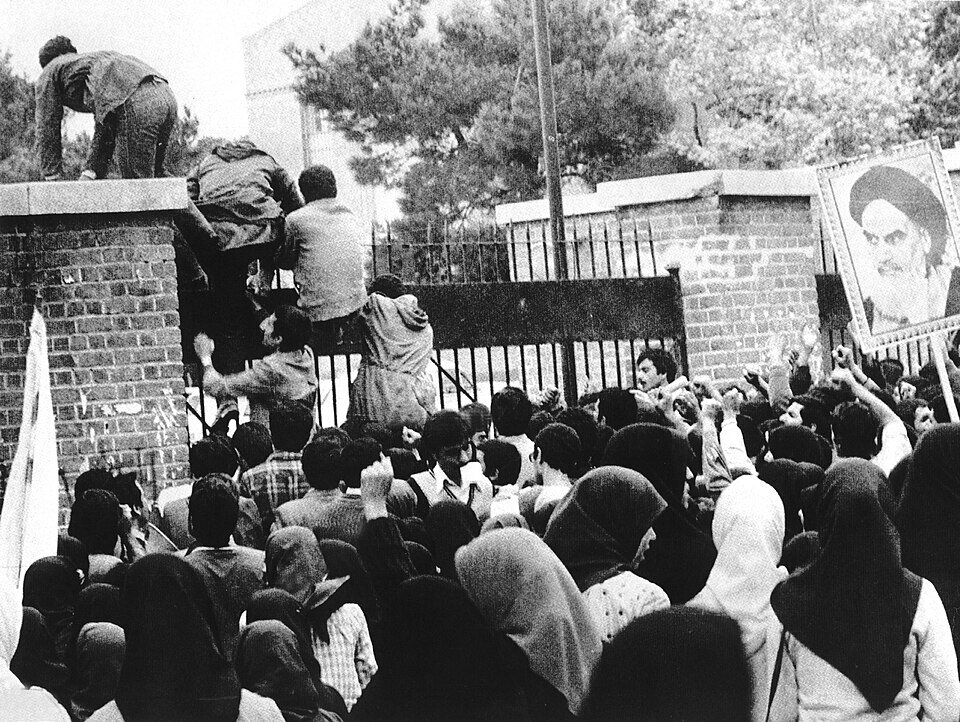 چرا امام خمینی زنان و سیاهپوستان آمریکایی گروگان در لانه جاسوسی را آزاد کرد؟