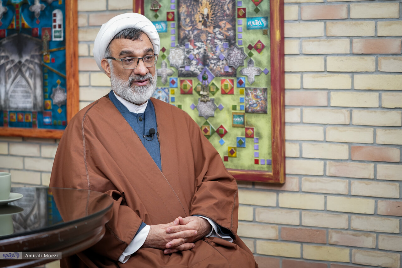دبیر شورای عالی انقلاب فرهنگی: گاهی اوقات برخی جوانان میگویند به کافی شاپ برویم و قهوه ای مهمان ما باش