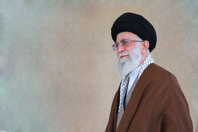 تعویض پرچم حرم امام رضا(ع) در پی شهادت رهبر انقلاب