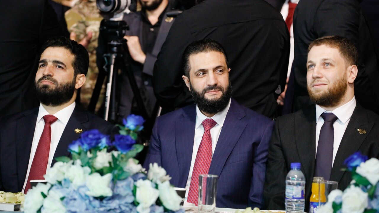 شهروندان سوریه هزینه عکسهای یادگاری مقامهای غربی با حاکمان جدید دمشق را میپردازند / غرب باید تعامل با احمد الشرع را مشروط کند