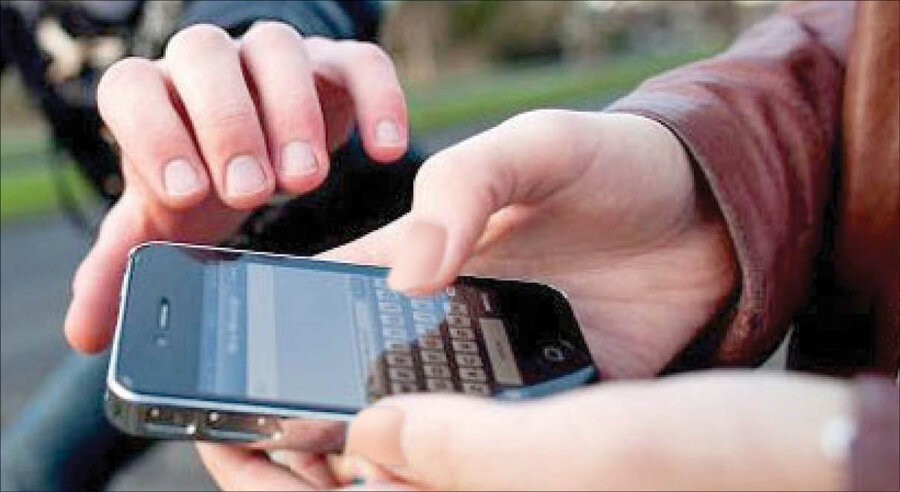 سرقت موبایل خبرنگار فاکس‌نیوز مقابل دوربین!+ ویدئو