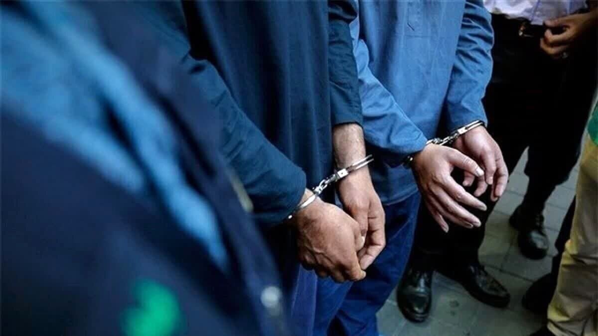 اولین تصاویر از تبهکاران حرفه‌ای در مازندران بعد از دستگیری + ویدئو | از تجاوز به دختران زیر ۱۵ سال تا زورگیری از سالمندان تنها در خانه