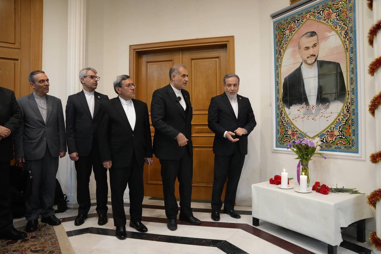 رونمایی از نماد یادبود دیپلمات شهید در سفارت ایران در روسیه + تصاویر
