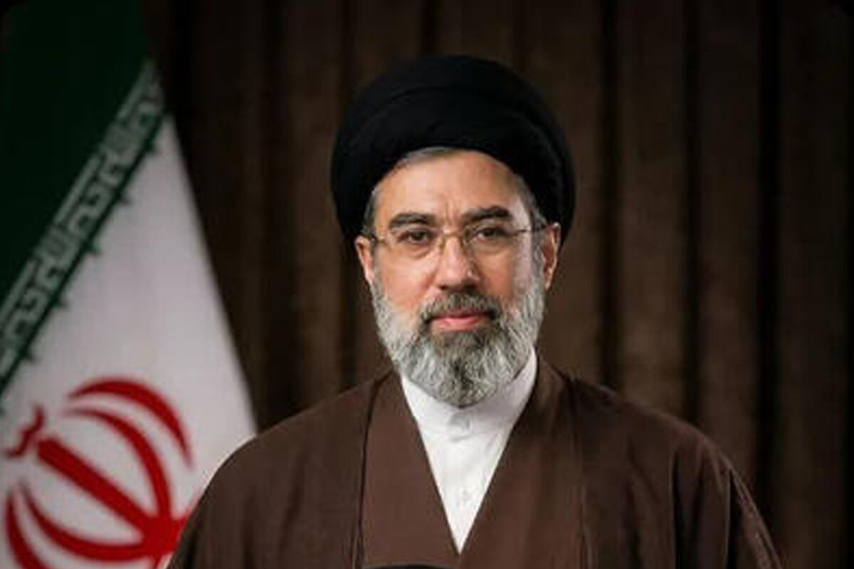 | همراهی حضرت آیتالله سیدمجتبی خامنهای با رهبر شهید انقلاب در بازدید از وضعیت مردم زلزلهزده کرمانشاه