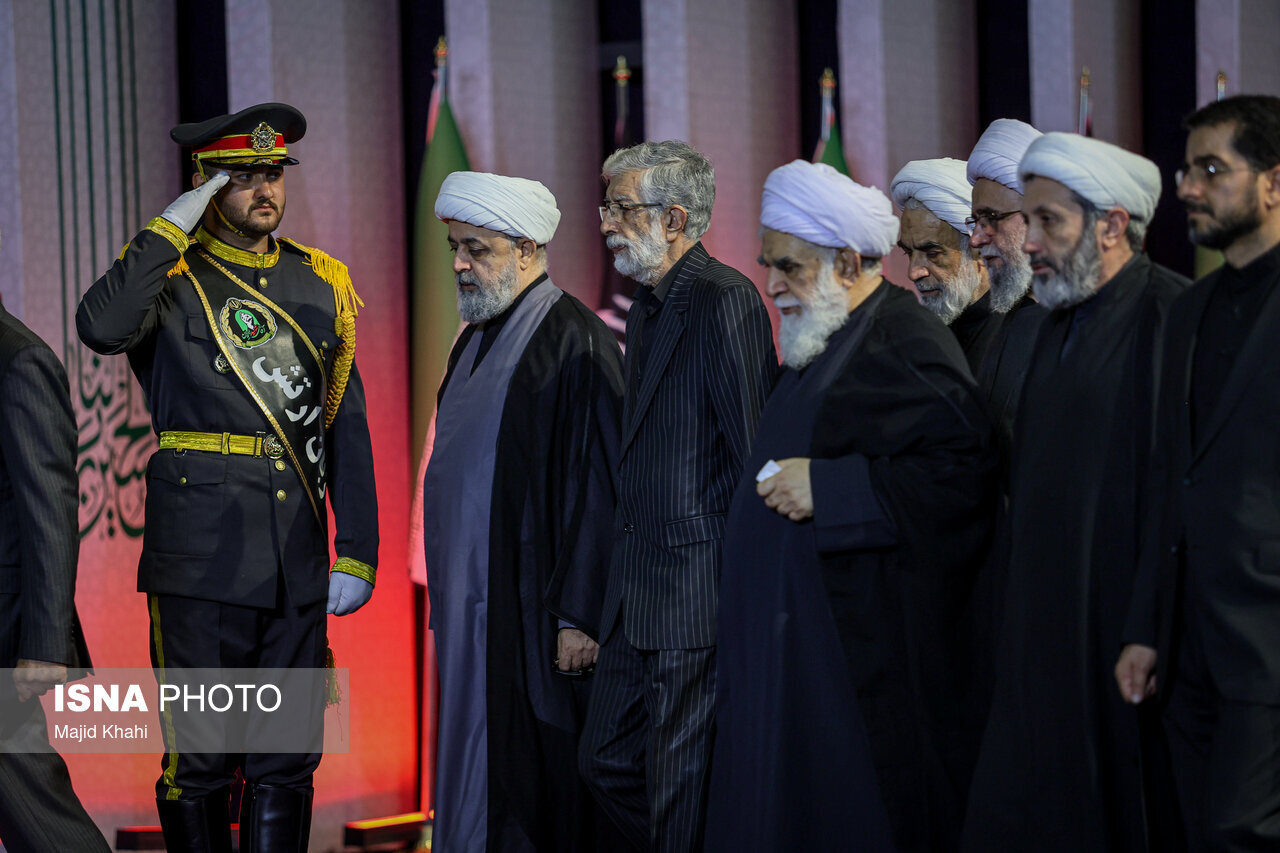 | ادای احترام هیاتی از بیت معظم رهبر شهید انقلاب به پیکر مطهر امام شهید