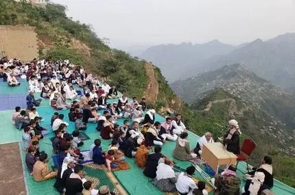 | نماز جماعت بر بلندای قله