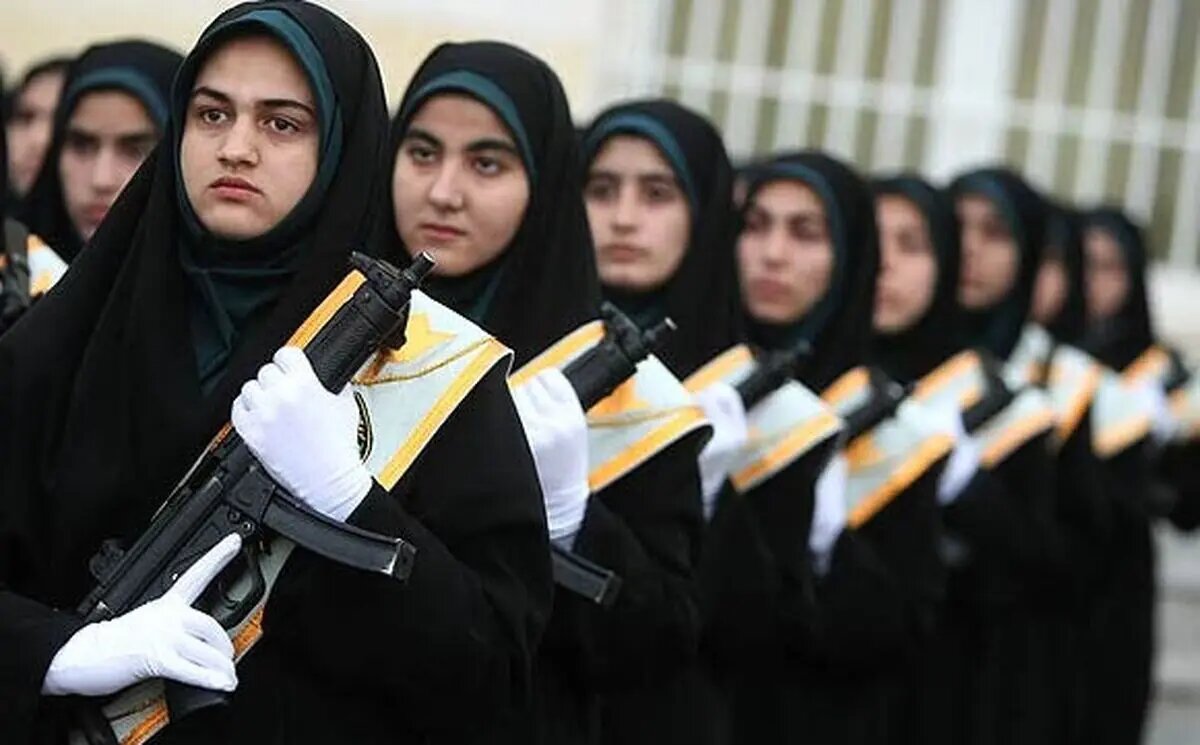 عکس | این دو زن با چشمان بسته کلاشینکف را باز و بسته میکنند!