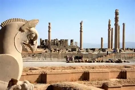 عکس | تصویری از میدان ایران در کشور آرژانتین با نمادی از تخت جمشید