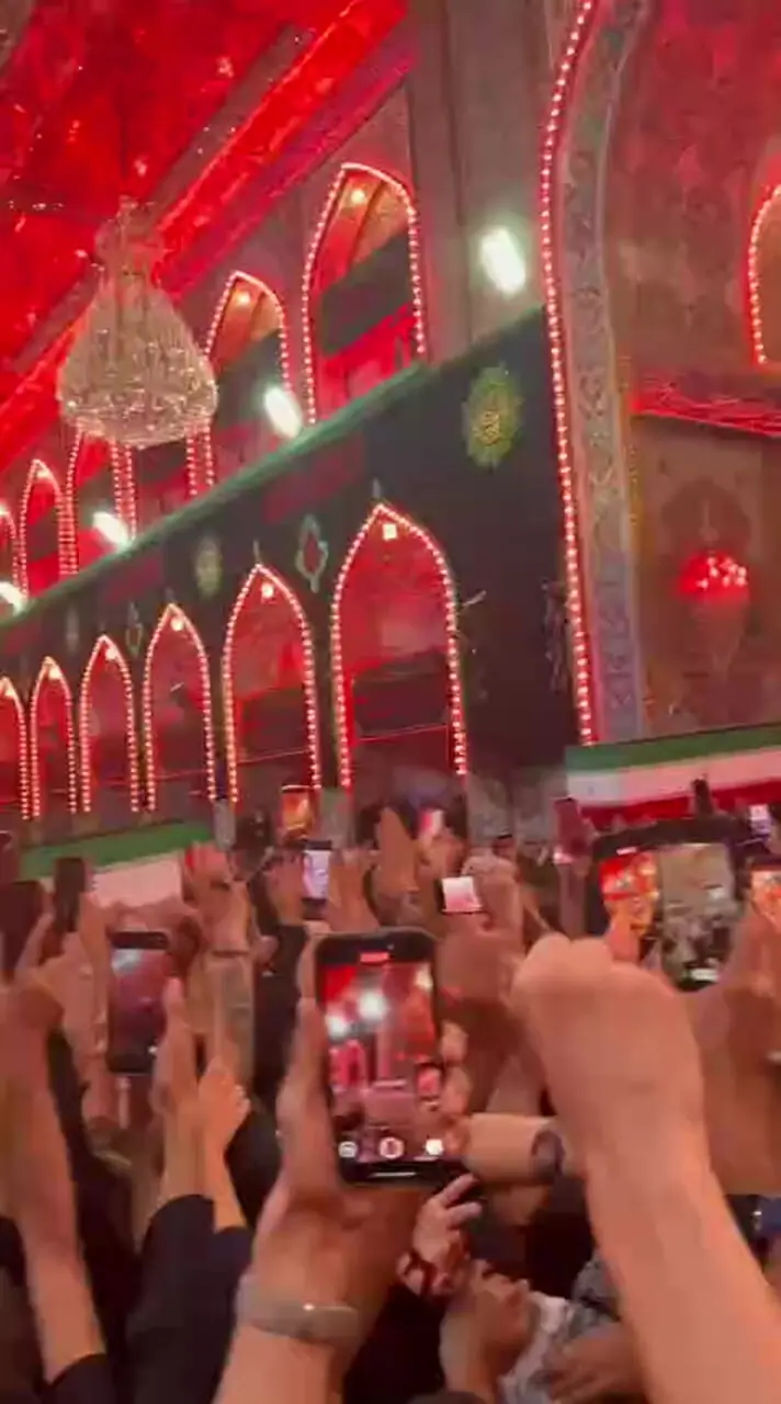 پیکر شهدای خانواده رهبر شهید وارد حرم امام حسین (ع) شد