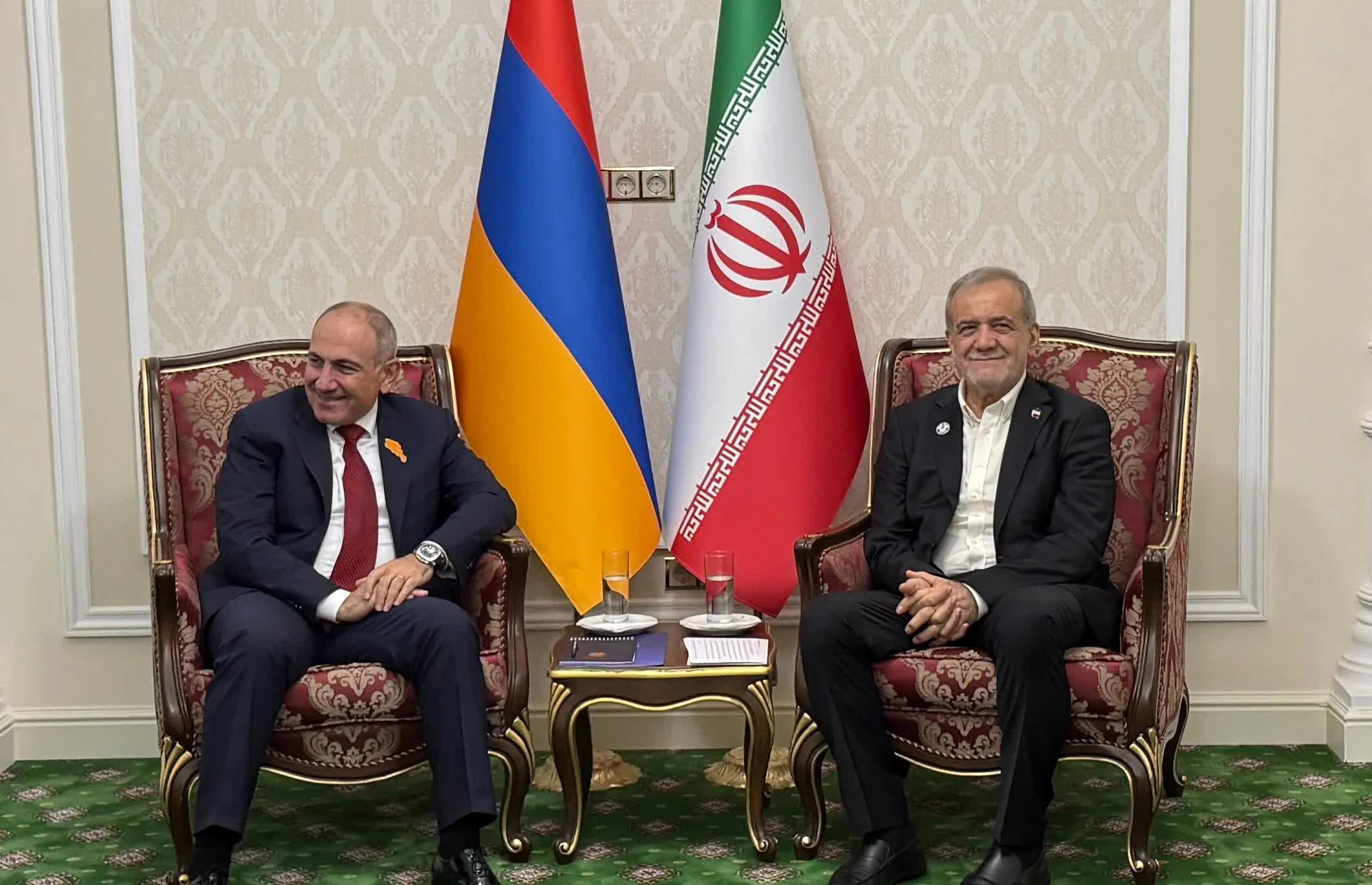 پزشکیان در دیدار با پاشینیان: ایران و ارمنستان بهعنوان دو کشور همسایه باید بتوانند در حوزههای مختلف با یکدیگر تعامل و همکاری داشته باشند