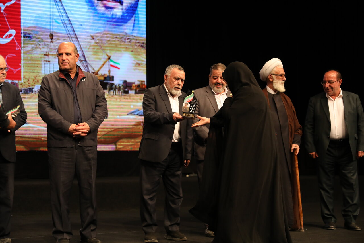 نکوداشت شهید صنیعخانی همزمان با اکران «ایستاده در کنار تیمز»