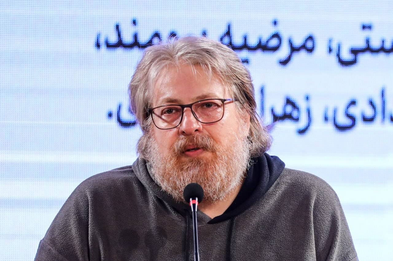 تالار وحدت در اختیار یک کارگردان سینما برای کسب اولین تجربه تئاترش/سقف بلیت چهطور به یک میلیون و چهارصد هزار تومان رسید؟/سردرآوردن بلیتها از «دیوار»
