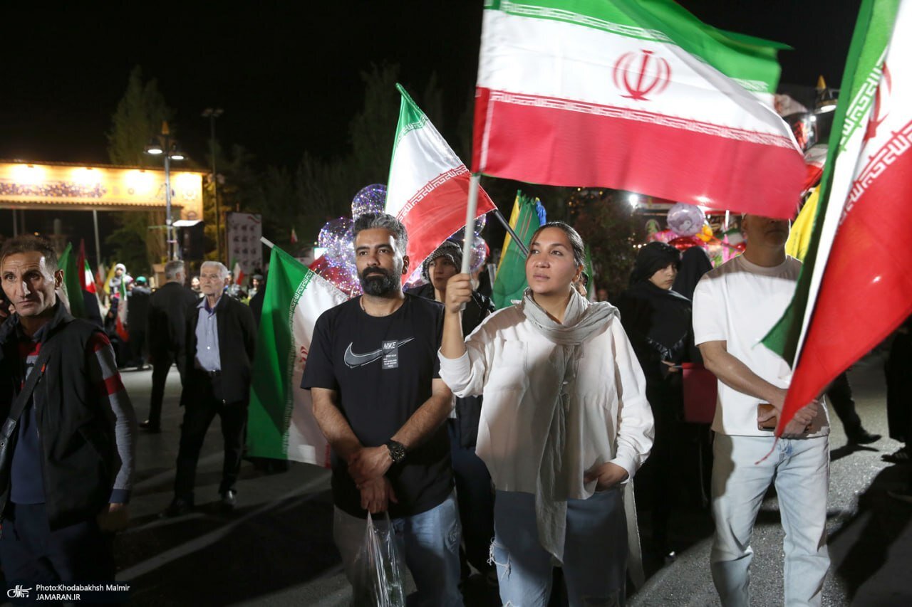 روزنامه اصولگرا: عده ای با پرچم انقلابی گری،به مداحان و سخنرانان طعنه می زنند و آنها را ماله کش دیپلماسی می خوانند/ «تجمعات شبانه مردم» را آلوده نکنید