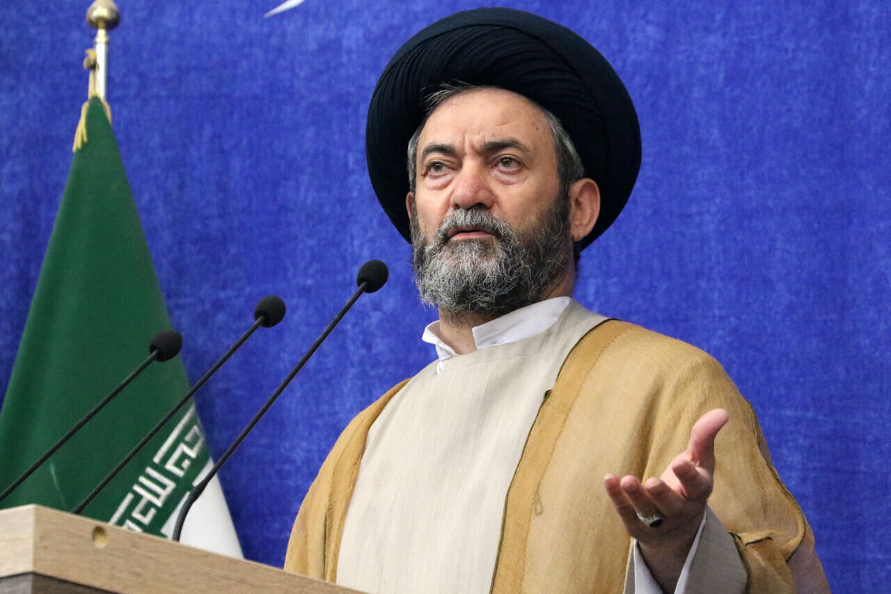 واکنش تند امام جمعه اردبیل به خرازی/ عاملی خطاب به دستگاه قضا: شخصی خبر دروغ به رهبری بست و دفتر رهبری با صراحت آن را رد کرد، آیا این جرم است یا خیر؟