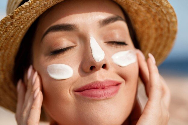 پایان وابستگی کِرمهای دست و صورت به مواد شیمیایی | نسل جدید کرمهای ضدآفتاب از باکتری ساخته میشوند