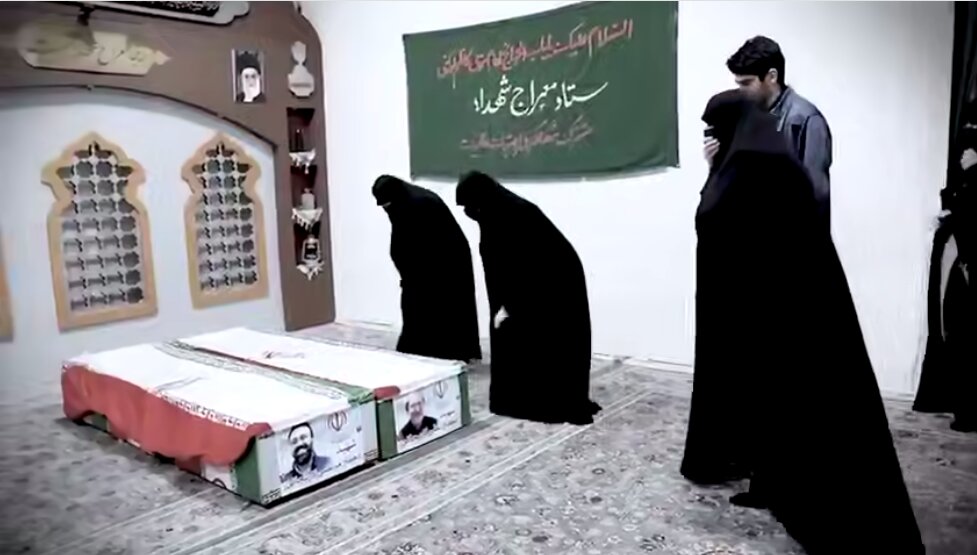 لحظه تلخ وداع خانواده شهید لاریجانی با پیکرهای عزیزانشان | ویدئو