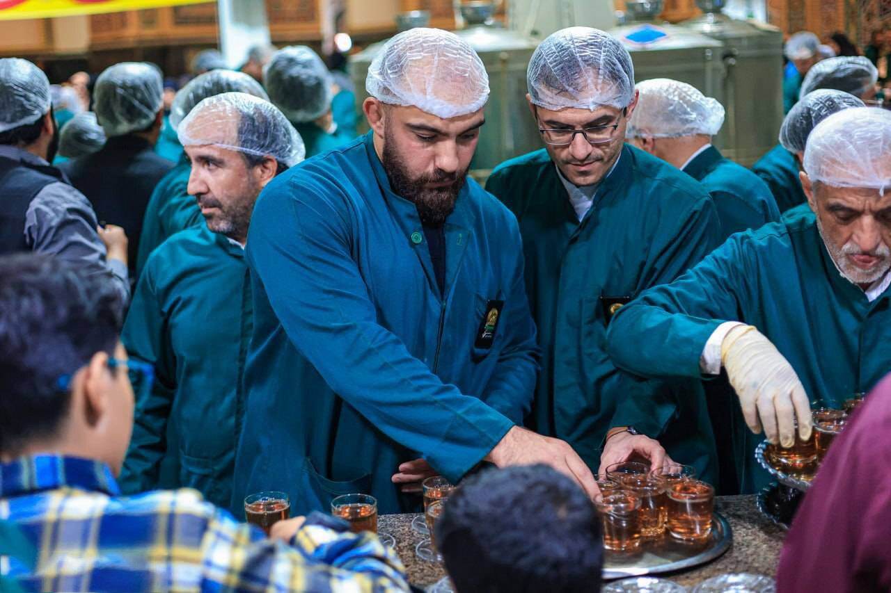 پذیرایی اعضای تیم ملی کشتی از زائران در چایخانه امام رضا(ع) | ویدئو