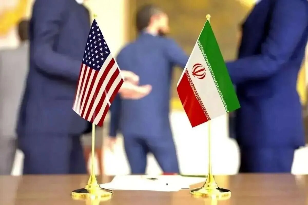 سفیر آمریکا به احترام سرود ایران ایستاد + فیلم
